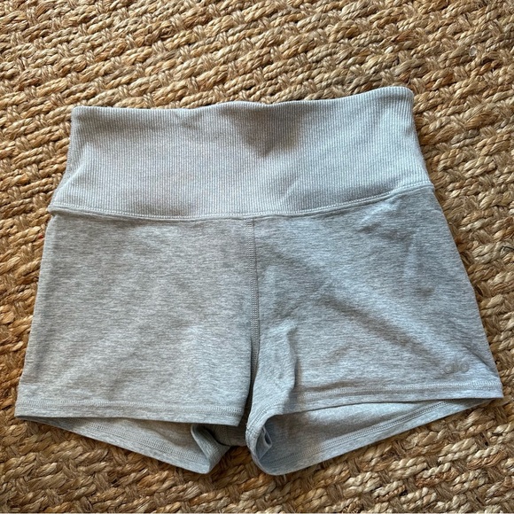 Alo Yoga Aura shorts - Picture 1 of 3